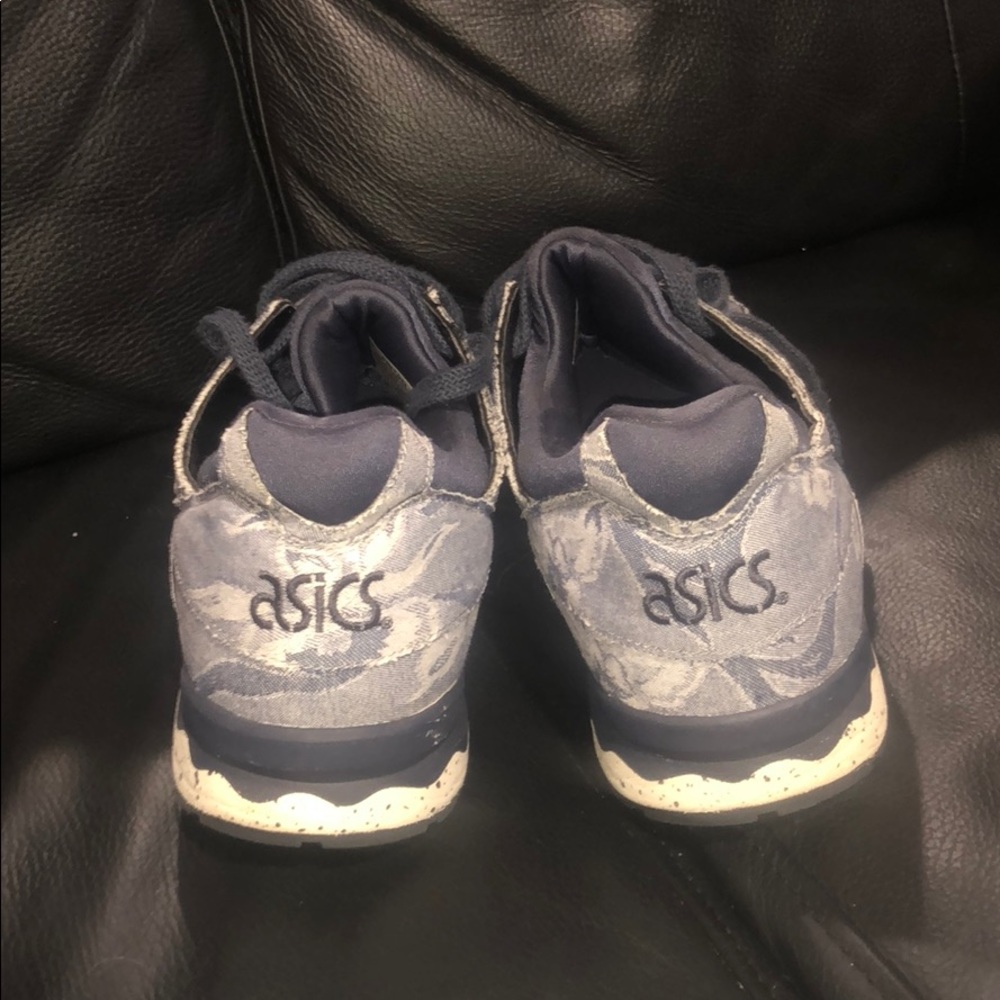 Shoes - Picture 3 of 4